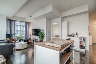 460 Adelaide St E in Toronto, ON - Building Photo