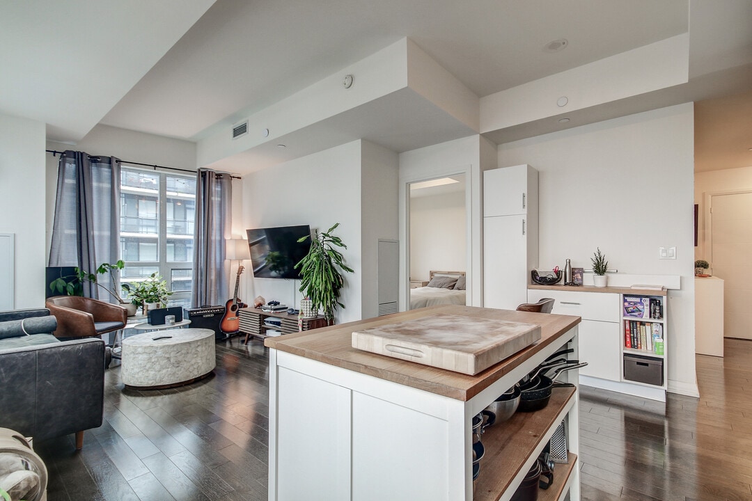 460 Adelaide St E in Toronto, ON - Building Photo
