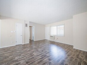 1963 S. Bedford St in Los Angeles, CA - Building Photo - Interior Photo
