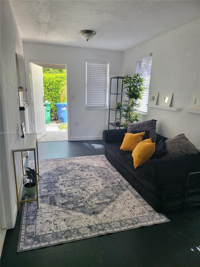 210 NE 110th St-Unit -210 in Miami, FL - Building Photo - Building Photo