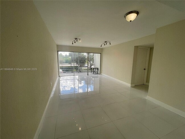 4255 N University Dr in Sunrise, FL - Building Photo - Building Photo