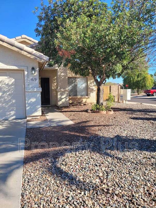 1679 N La Fresa Dr in Goodyear, AZ - Foto de edificio