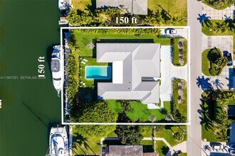 424 Alamanda Dr in Hallandale Beach, FL - Building Photo - Building Photo