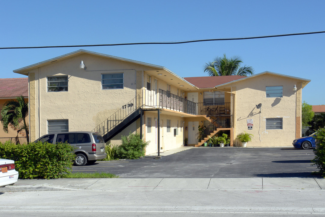 1739 W 41st St in Hialeah, FL - Foto de edificio