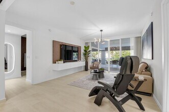 200 SE Mizner Blvd in Boca Raton, FL - Building Photo - Building Photo