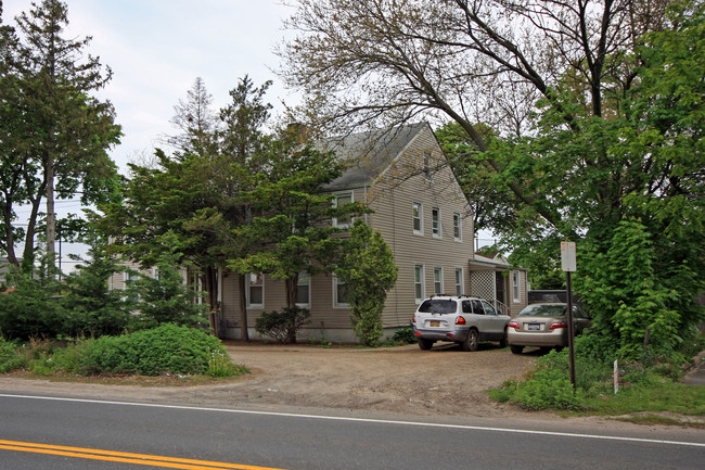 1019 Pulaski Rd in East Northport, NY - Building Photo - Building Photo