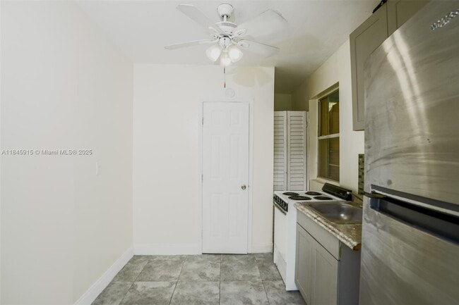115 NE 192nd St in Miami, FL - Building Photo - Building Photo