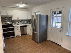 8655 Ashcroft Ave in Dallas, TX - Building Photo - Building Photo