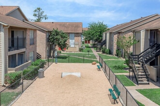 Summervale Apartments in Houston, TX - Foto de edificio - Building Photo