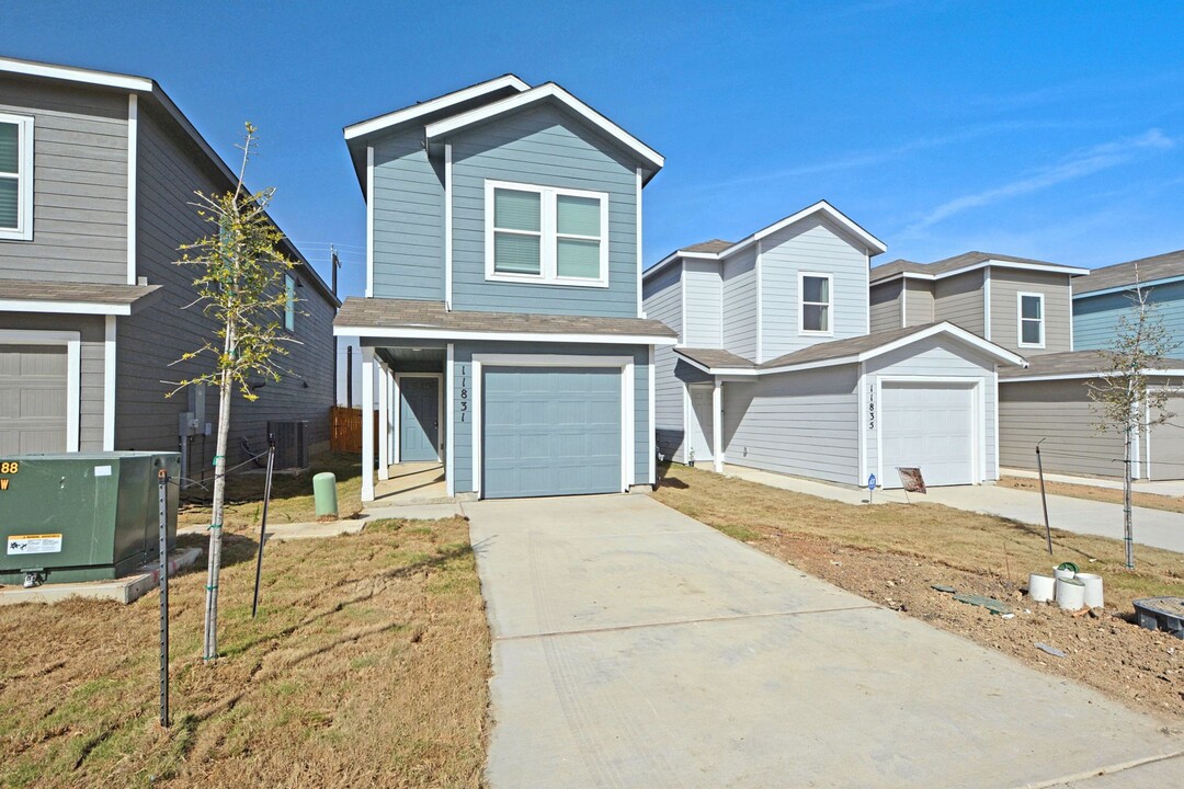11831 Floral Blossom in Converse, TX - Building Photo