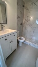 3515 NW 13th St, Unit Apartment in Miami, FL - Foto de edificio - Building Photo