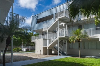 La Estancia Apartments in Oakland Park, FL - Foto de edificio - Building Photo