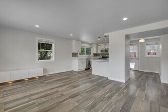 8402 18th Ave SW in Seattle, WA - Foto de edificio - Building Photo