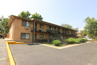 7300-7338 W 20th Ave in Lakewood, CO - Foto de edificio - Building Photo