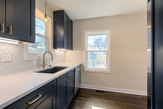 2105 W 73rd St in Prairie Village, KS - Foto de edificio - Building Photo