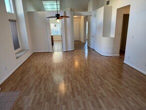 8800 Crescent Ridge Ln in Las Vegas, NV - Building Photo - Building Photo