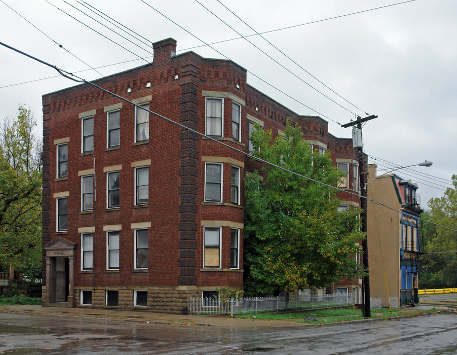 1863 Chase Ave in Cincinnati, OH - Foto de edificio