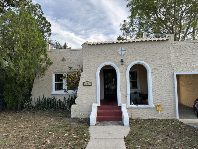 727 Hickory St in Sebring, FL - Foto de edificio - Building Photo