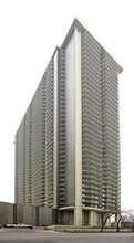 Malibu Condominiums in Chicago, IL - Building Photo - Building Photo