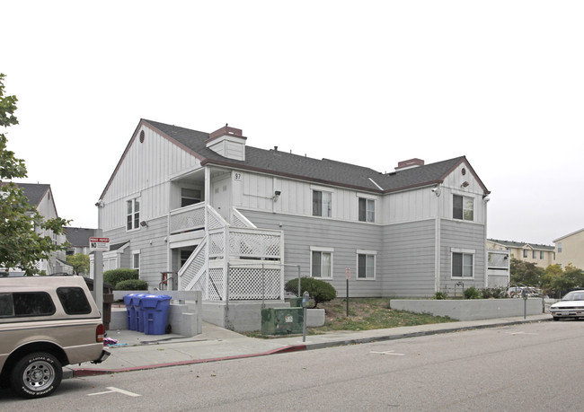 Neary Lagoon Apartments in Santa Cruz, CA - Building Photo - Building Photo