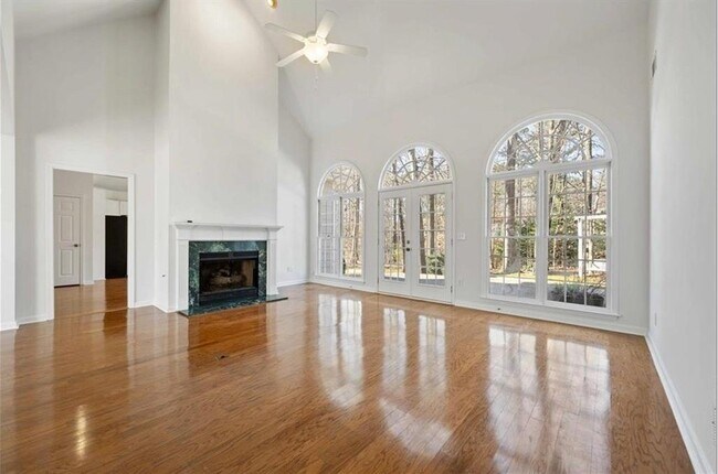 4185 Waterford Dr in Suwanee, GA - Foto de edificio - Building Photo
