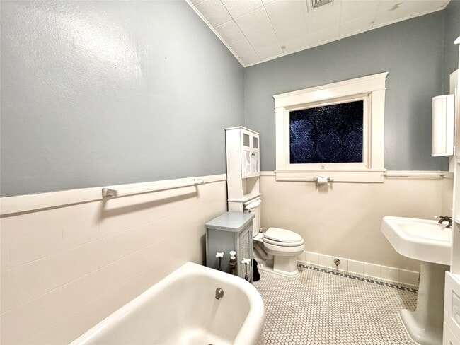 property at 1016 W Alabama St