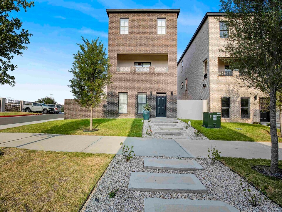 210 Veracruz Dr in Laredo, TX - Building Photo