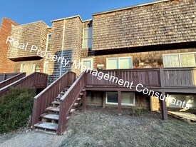 3327 Bridge Manor Dr in Kansas City, MO - Building Photo