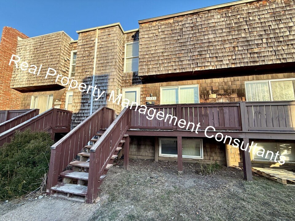 3327 Bridge Manor Dr in Kansas City, MO - Building Photo