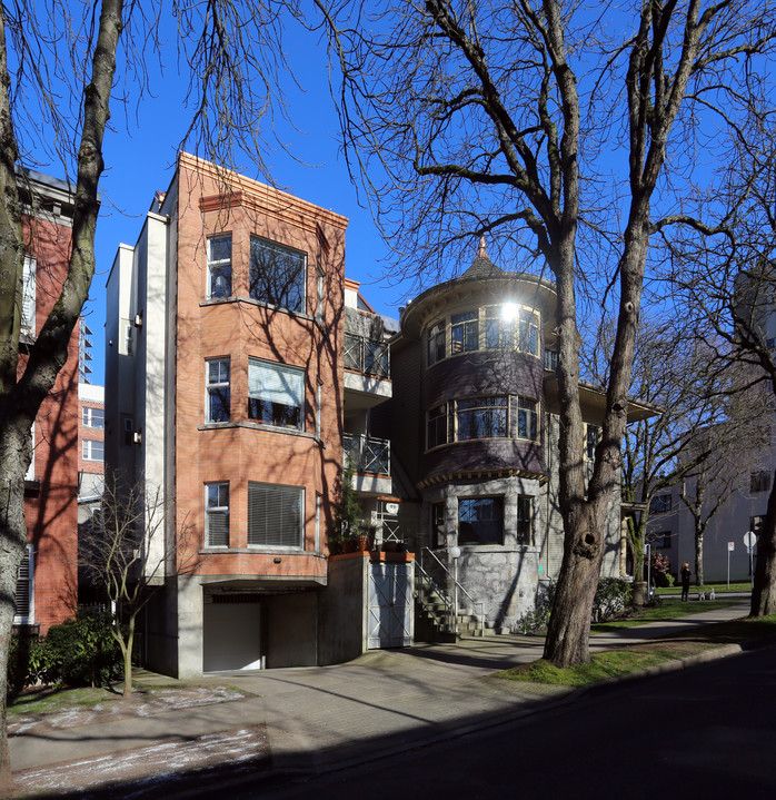 1401-1411 Pendrell St in Vancouver, BC - Building Photo