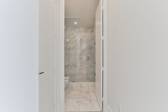 1 Yorkville Ave in Toronto, ON - Building Photo - Building Photo