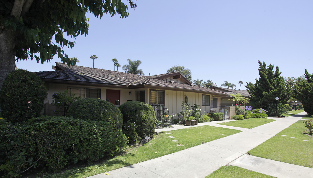 Coco Palms Apartments in Fullerton, CA - Building Photo