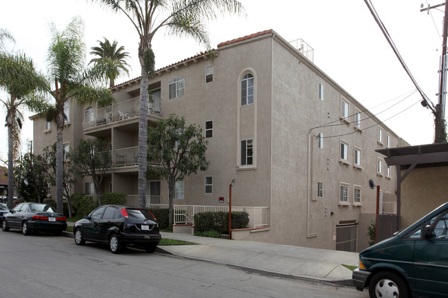 555 Redondo Apartments in Long Beach, CA - Foto de edificio - Building Photo