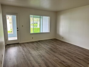 9288 Lakewood Dr in Windsor, CA - Foto de edificio - Building Photo
