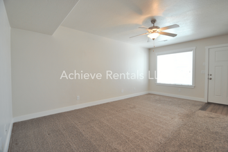 2404 N 200 E in North Logan, UT - Foto de edificio - Building Photo