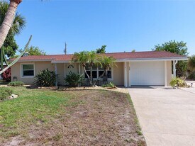 1541 Crest Dr in Englewood, FL - Building Photo