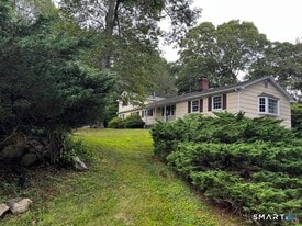 15 Flat Rock Dr in Ridgefield, CT - Building Photo