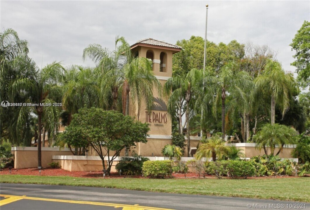 301 Palm Way in Pembroke Pines, FL - Building Photo