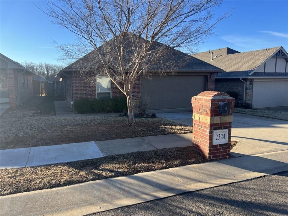 2324 Golden Ln in Edmond, OK - Building Photo