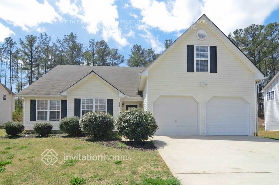 1085 Augusta Woods Dr in Douglasville, GA - Building Photo