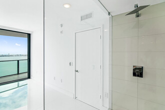 460 NE 28th St, Unit 3507 in Miami, FL - Foto de edificio - Building Photo