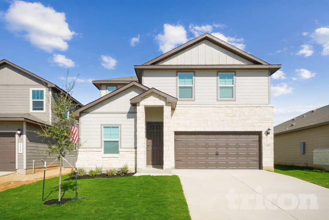 13551 Paxton Blvd in Saint Hedwig, TX - Building Photo