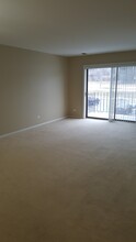 100 Clubhouse Ln, Unit 201 in Lake Zurich, IL - Foto de edificio - Building Photo