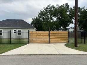 302 Holly Ave in Luling, TX - Building Photo - Building Photo