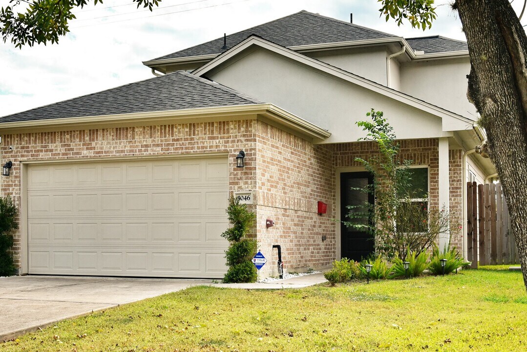 5046 Van Fleet St in Houston, TX - Building Photo