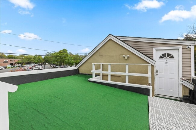 12 S Gillette Ave in Islip, NY - Building Photo - Building Photo