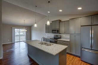 935 Merri Hill Dr in Oregon, WI - Foto de edificio - Building Photo