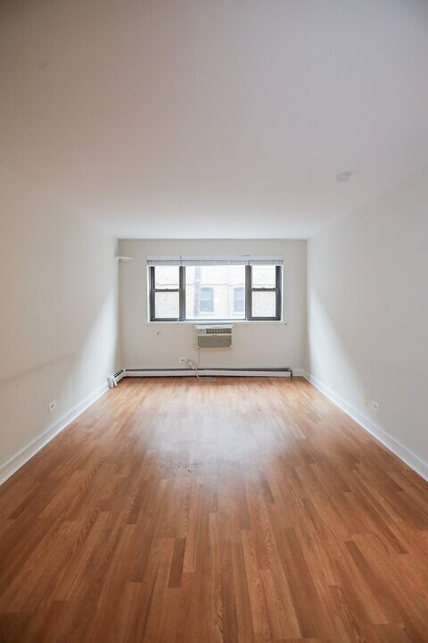 561 W Cornelia Ave, Unit #587 in Chicago, IL - Building Photo