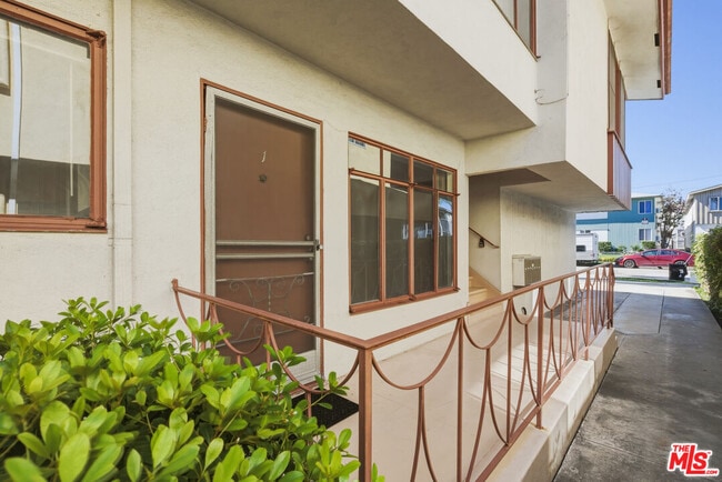 1058 S Wooster St in Los Angeles, CA - Building Photo - Building Photo