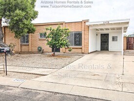 2425 S Rose Peak in Tucson, AZ - Building Photo